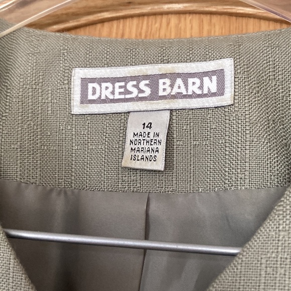 Dress barn women suit. Size 14.Lined.Polyester/Rayon. - Picture 2 of 3